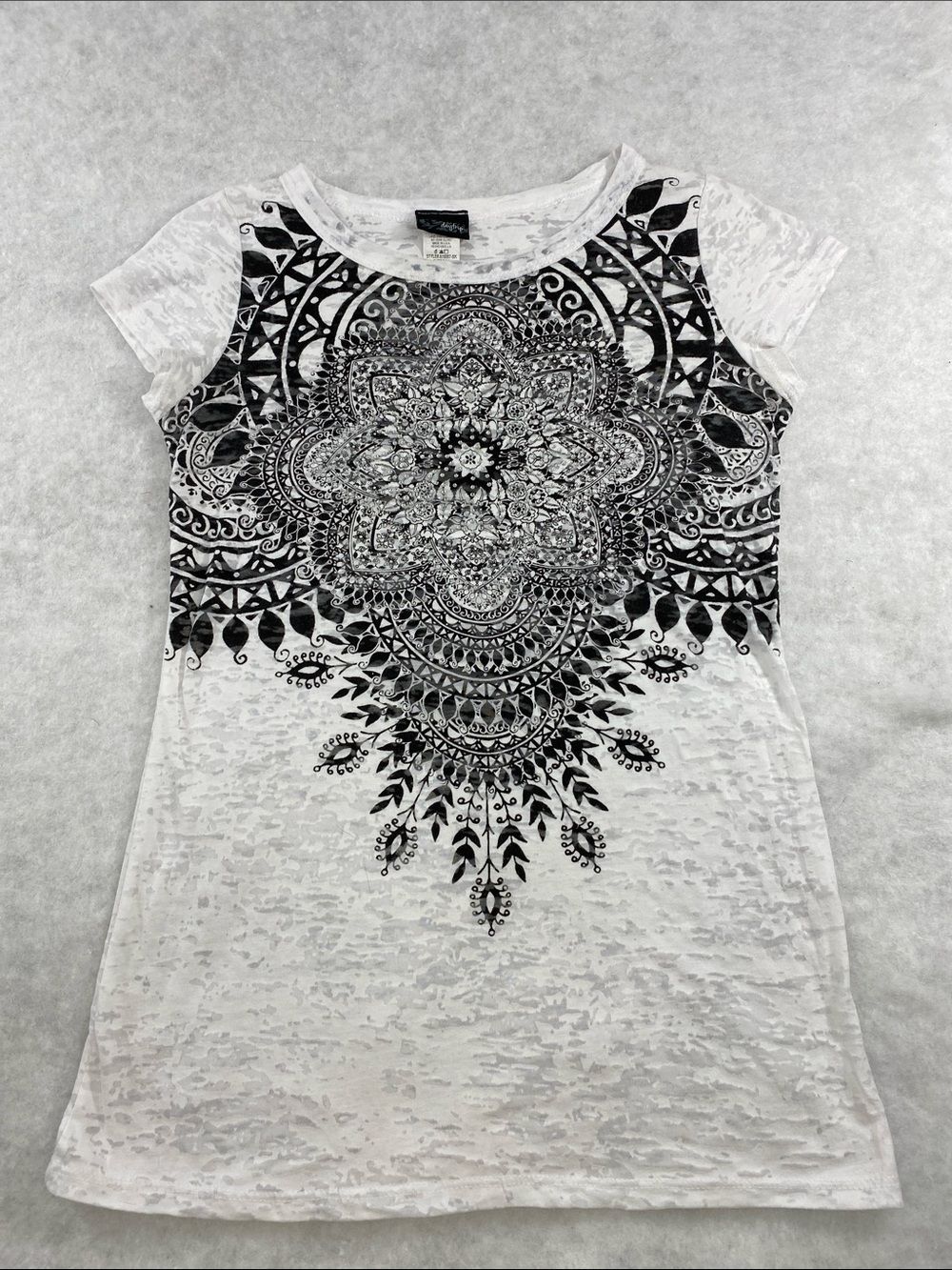 White Graphic Burnout Tee with Black Mandala Print DAYTRIP buckle medium
